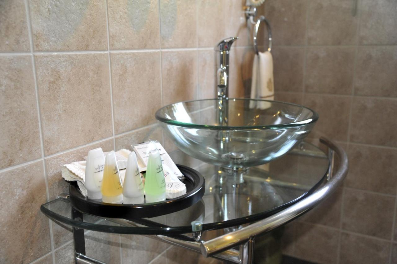 Ipe Tombe Guest -