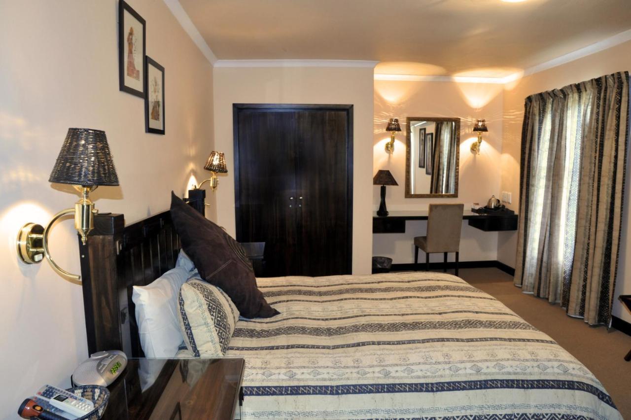 Ipe Tombe Guest -